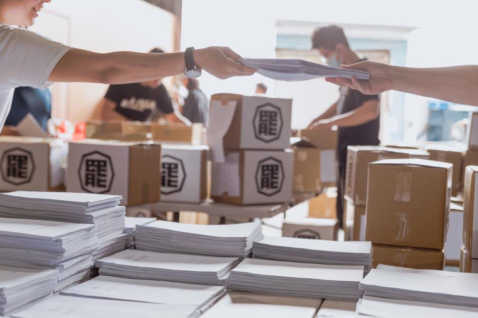罷韓團體昨（9）日送出40萬7584份連署書至高雄市選委會。 圖：翻攝自Wecare高雄臉書