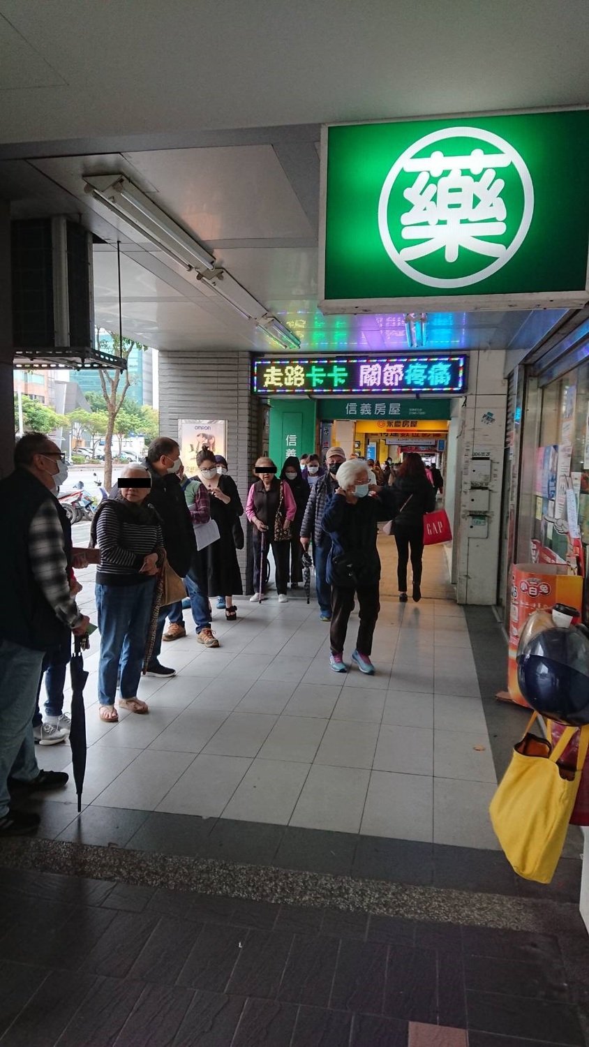行政院正在研議「口罩實名制2.0」，試辦以網路販售，減少排隊買口罩的人流。 圖：郜敏／攝