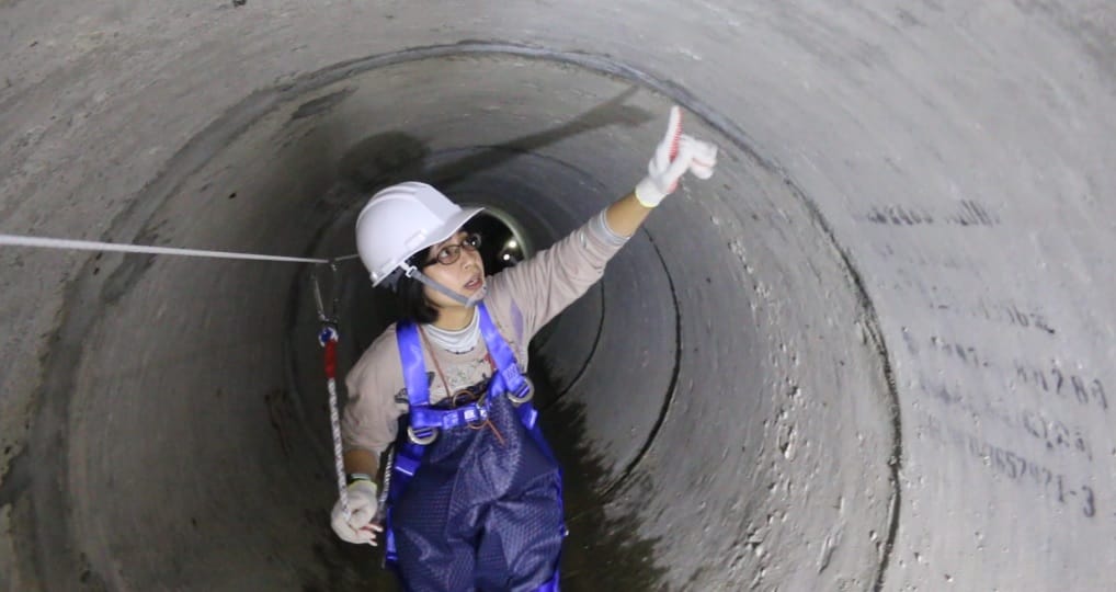 雨水科正工程司游蕙綾負責轄內市區排水路管理及改善設計工作。  圖：新北市水利局提供