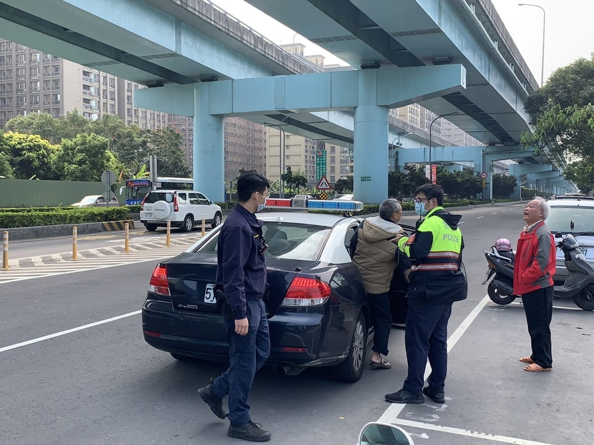 新莊分局員將偷排水肥業者帶回警局。 圖：新北市環保局提供