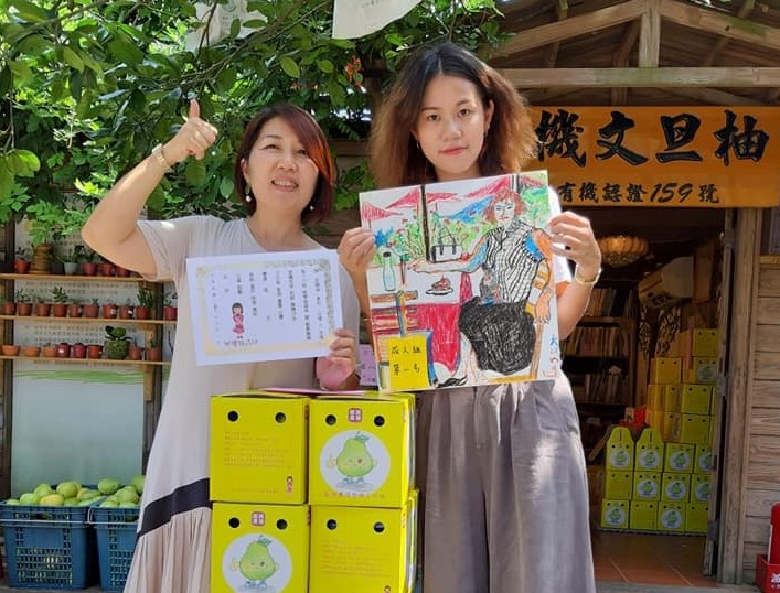 青農顏姿琳與丈夫在八里經營「桃樂絲森林農場」，產銷有機柚子及相關產品。  圖：新北市農業局提供