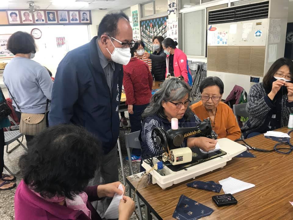 國民黨立委陳超明推動「口罩套」社區製作活動。 圖:擷取自陳日盛臉書