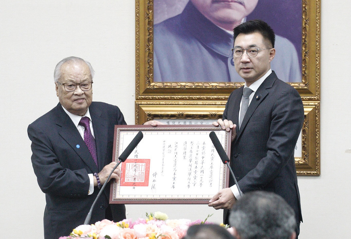 江啟臣(右)回憶，一年前當選主席時，就是從許前院長手上接下當選證書。 圖：張良一／攝(資料照)