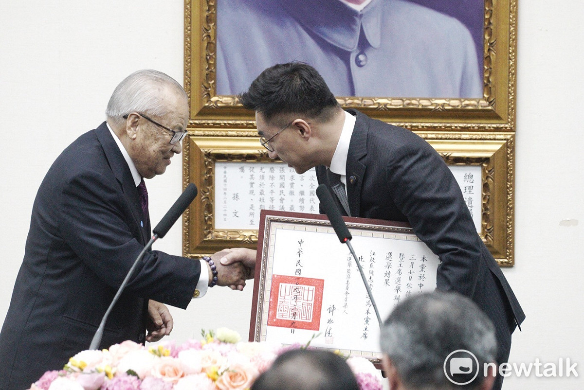 許水德生前曾頒發國民黨黨主席當選證書給國民黨主席江啟臣(右)。 圖：張良一/攝（資料照）