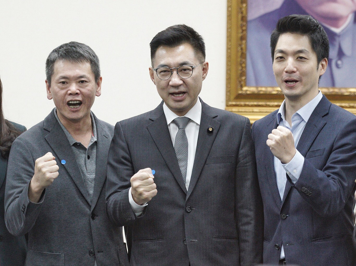 自前副總統連戰訪問中國後，國民黨歷任主席上任皆會收到「賀電」，但此次國民黨新任主席江啟臣（中）竟然未收到，讓外界相當譁然。 圖：張良一／攝