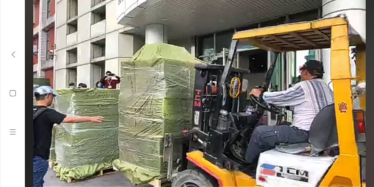 40萬份聯署書出動堆高機自小貨車卸至選委會門口。 圖:翻攝Wecare高雄臉書直播