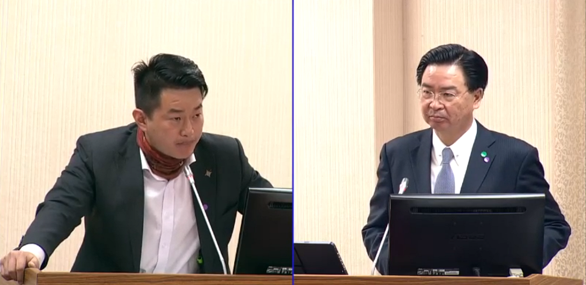 台灣基進立委陳柏惟（左）在立法院外交國防委員會質詢外交部長吳釗燮（右）。 圖：擷自立法院直播畫面
