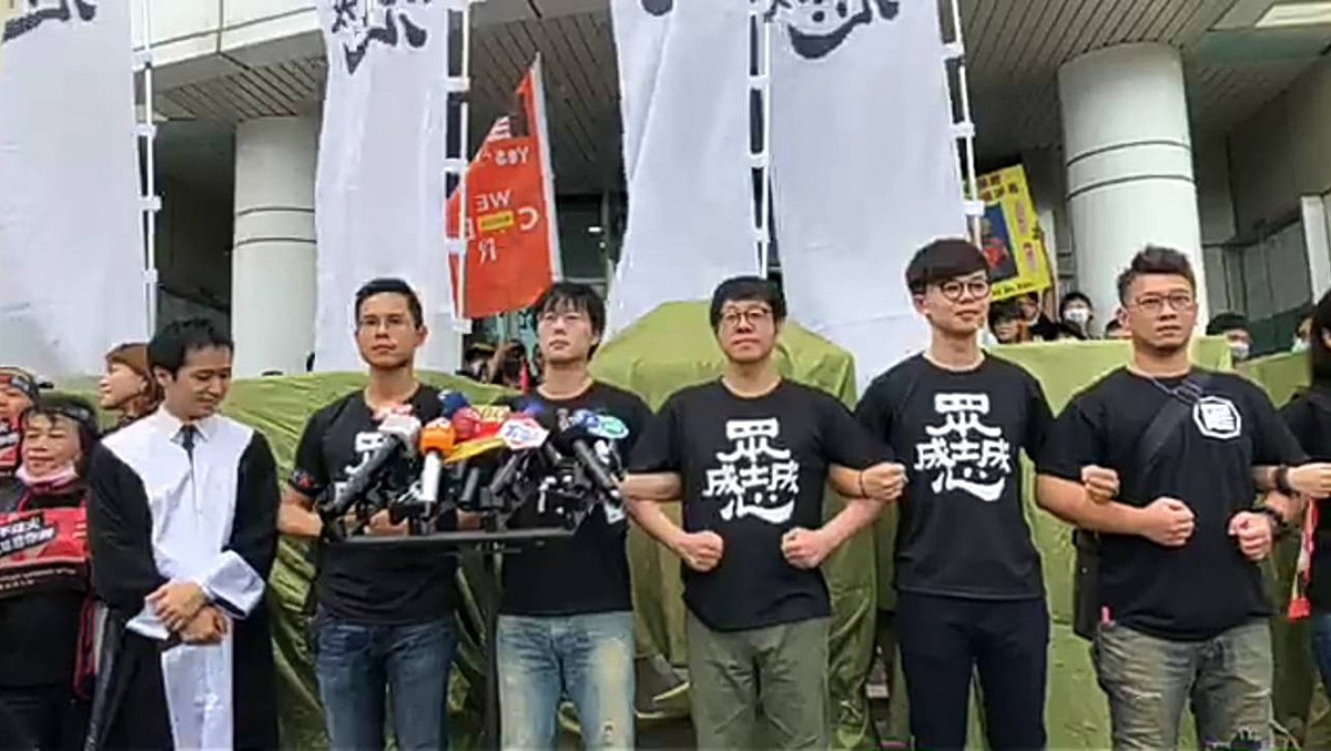 罷韓四君子將40萬份聯署書送到高市選委會。 圖:翻攝Wecare高雄臉書直播（資料照片）
