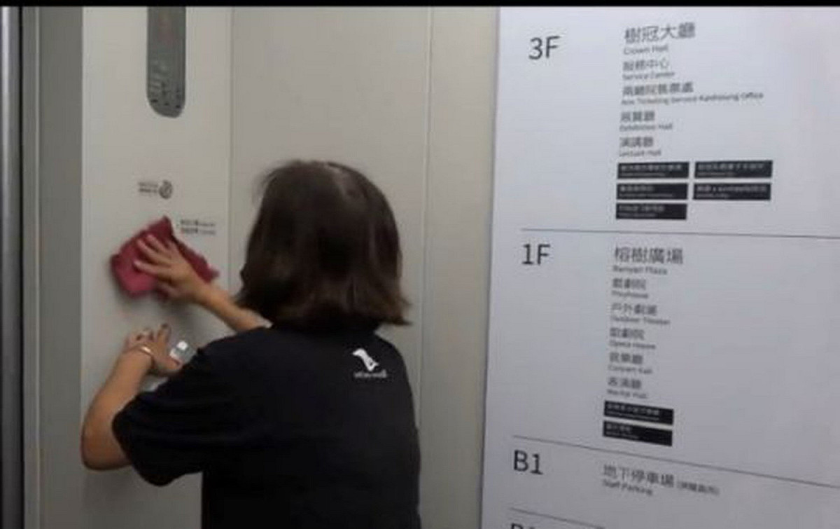 衛武營國家藝術文化中心加強內部消毒工作。 圖：衛武營國家藝術文化中心/提供