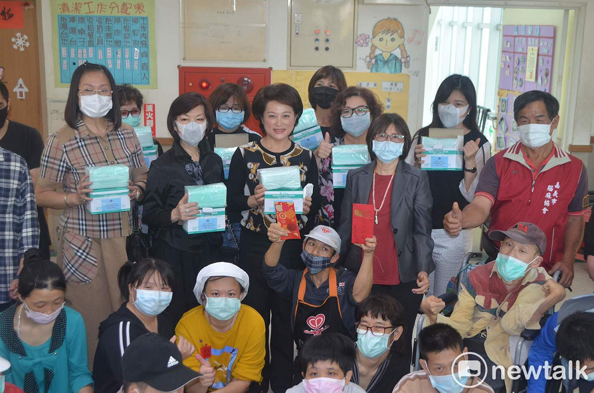 前嘉義市議會議長、現任嘉義市婦聯會主委蕭淑麗9日協同婦聯會姊妹捐贈口罩與防疫基金給嘉義市腦麻協會。 圖：蔡坤龍/攝