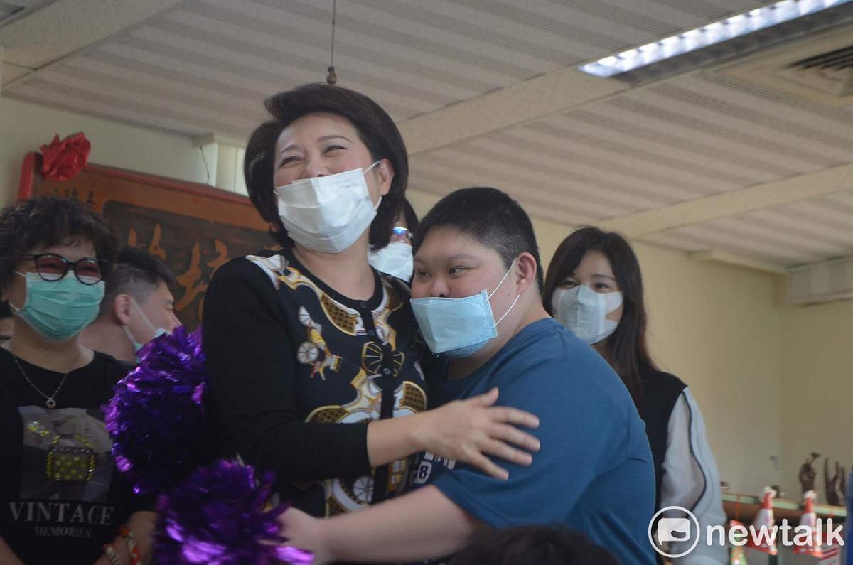熱情的弱勢孩童上前擁抱蕭淑麗，蕭淑麗趕緊說，「現在不要抱抱，等疫情過了再抱抱」。 圖：蔡坤龍/攝