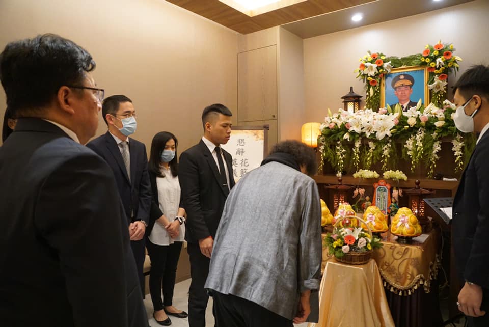 總統府秘書長陳菊和副秘書長李俊俋今（9）天代表蔡英文總統南下到首任移民署長吳振吉的靈堂捻香、向家屬慰問，悼念一生奉獻國家、見證台灣街頭運動的吳振吉。 圖：擷自陳菊臉書