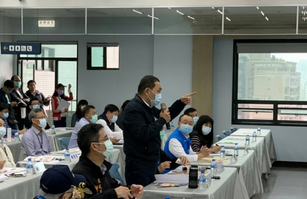 新北市長侯友宜今日下午率市府團隊至新莊區與84位里長座談。 圖：新北市民政局/提供