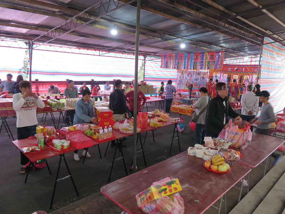 新北市因應清明節掃墓，以戶外搭棚設桌供民眾祭拜等方式，加強防疫準備。 （資料照） 圖：新北市民政局／提供
