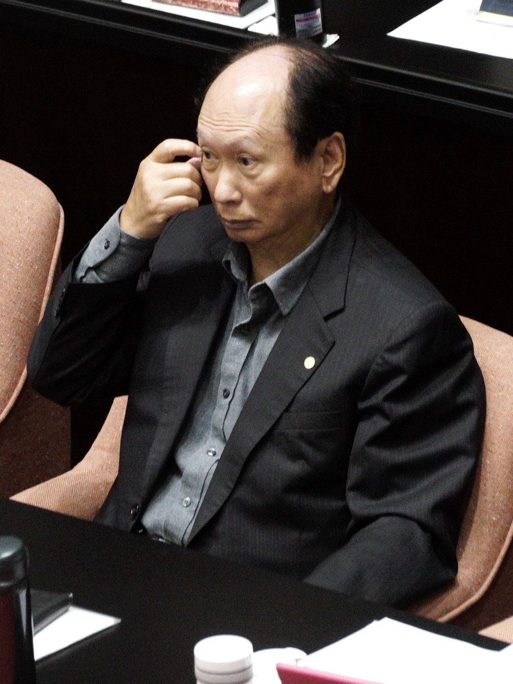 工程會主委兼政務委員吳澤成在立院院會總質詢時揉眼睛提神。 圖：張良一/攝