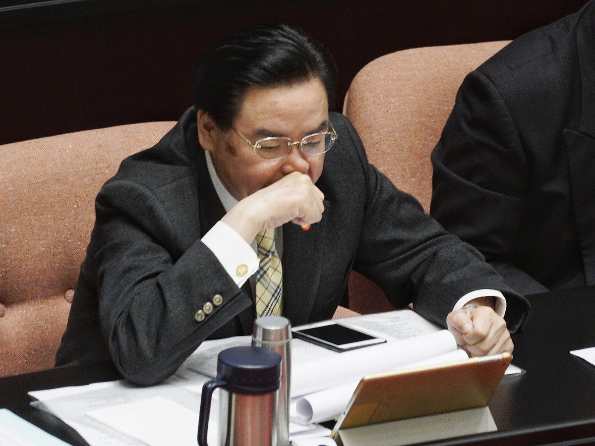 外交部長吳釗燮一邊閱讀文件，一邊用手揉鼻子。 圖：張良一/攝
