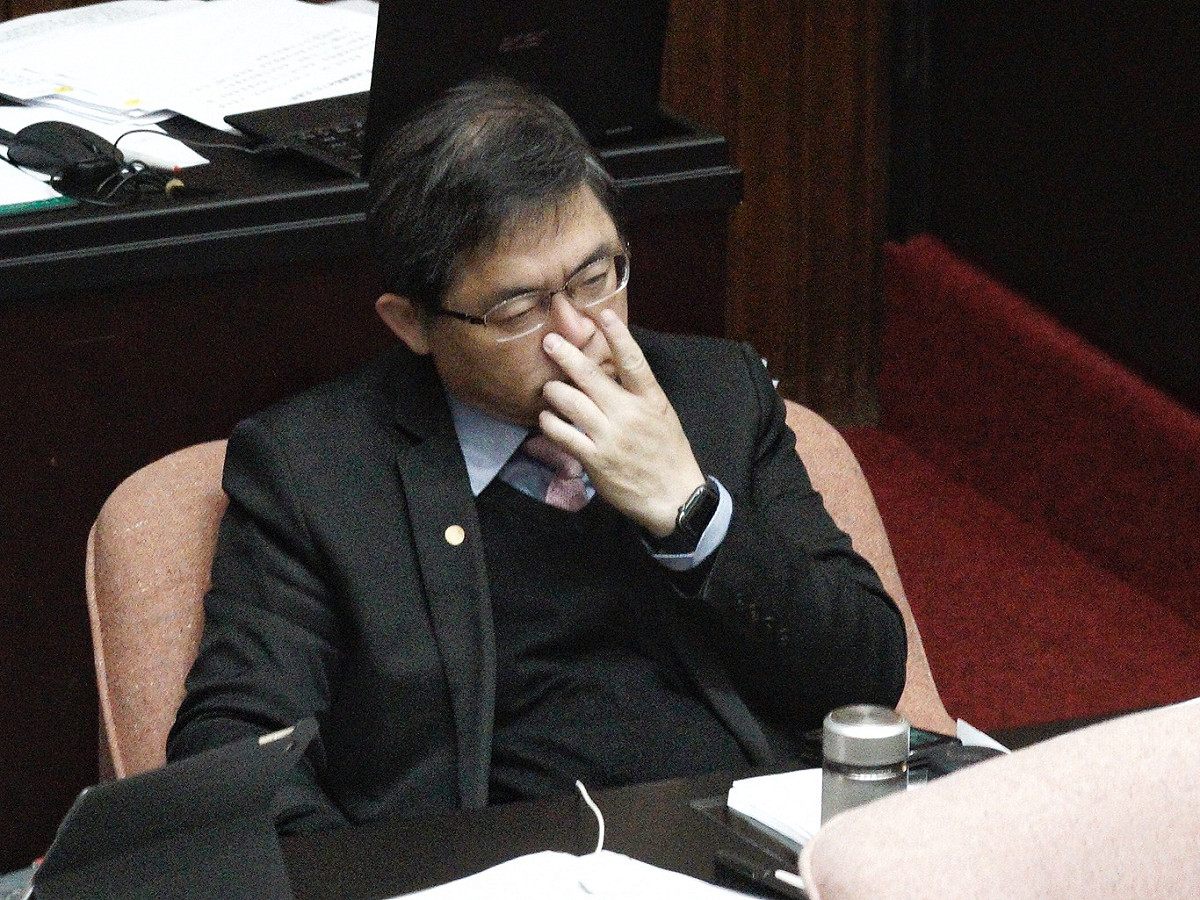 行政院秘書長李孟諺用手摳鼻子。 圖：張良一/攝