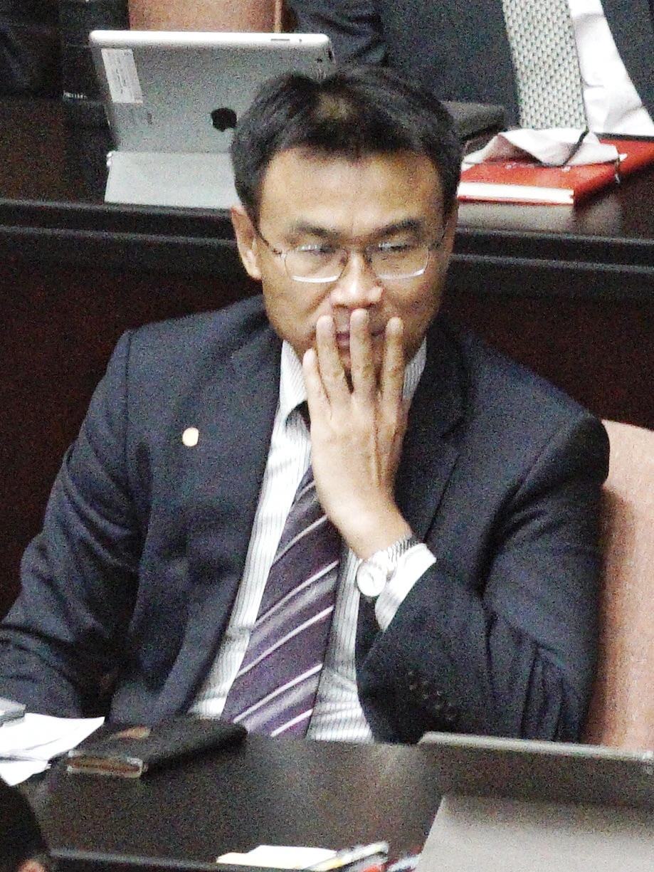 農委會主委陳吉仲用手摀住嘴巴，神情若有所思。 圖：張良一/攝