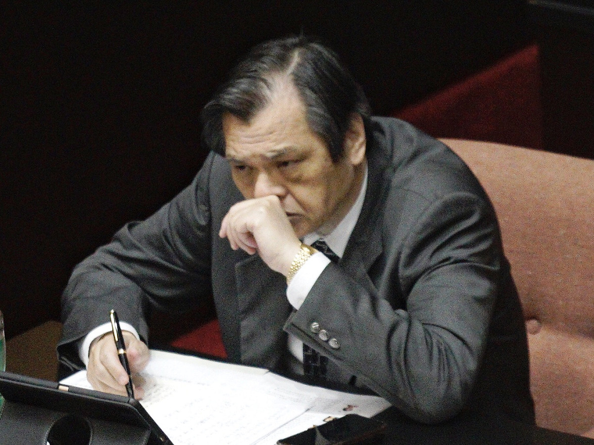 陸委會主委陳明通用手揉鼻子。 圖：張良一/攝