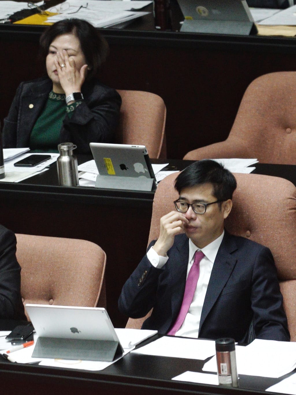 行政院副院長陳其邁（前）、勞動部長許銘春（後）在立法院院會總質詢時，不自覺的揉眼睛、摸鼻子。 圖：張良一/攝