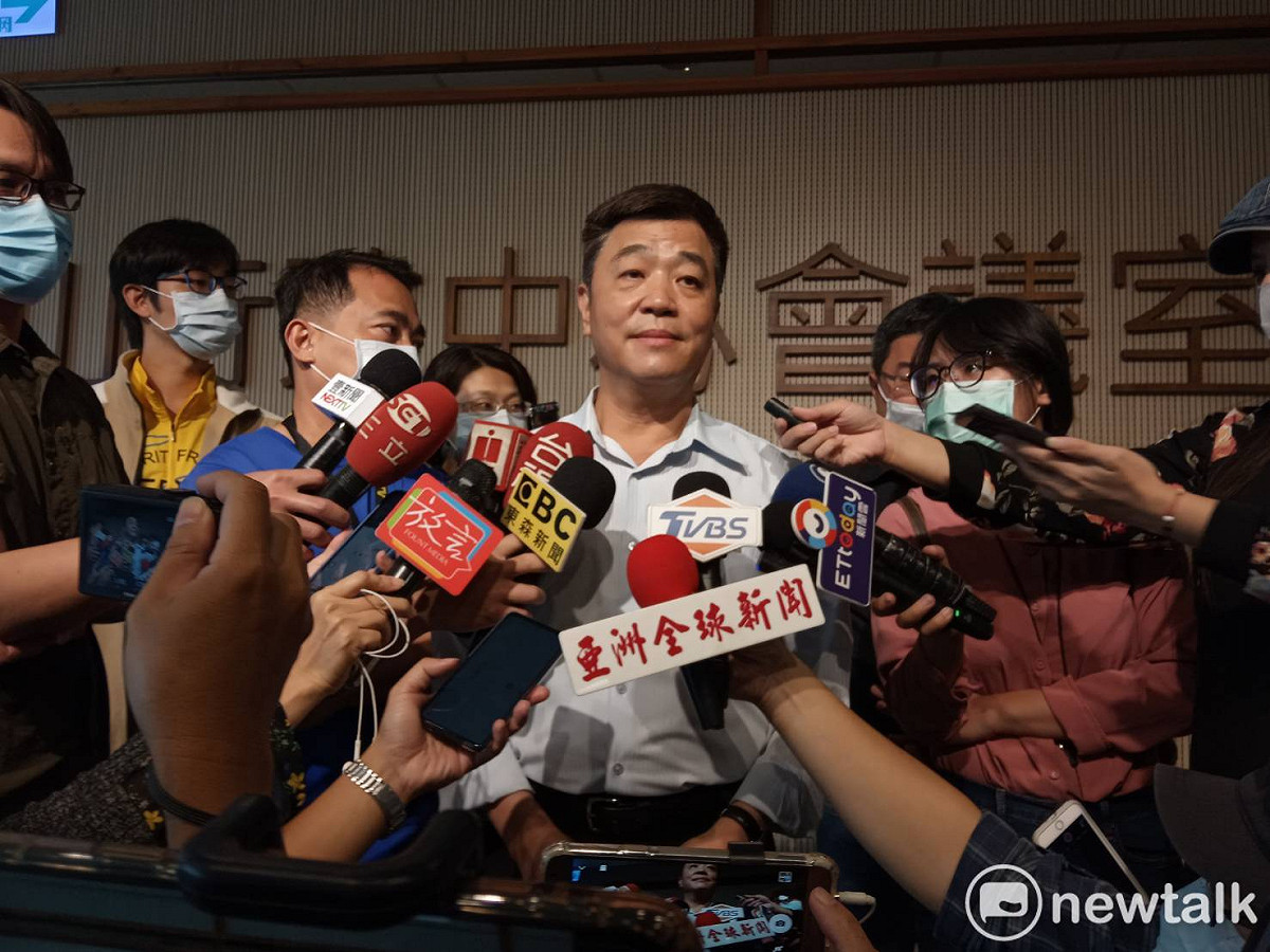 高雄市副市長陳雄文(中)表示要他迴避利益辭選委會主委於法無據。 圖：孫家銘/攝