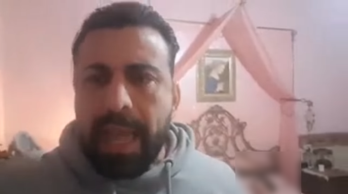 盧卡斯拿手機自拍求救，身後床上躺著的姊姊遺體。 圖：翻攝自YouTube 影片