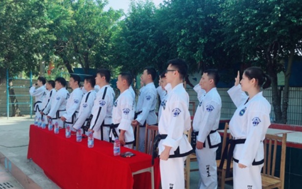 感恩學校的入學儀式 圖:截取自百度