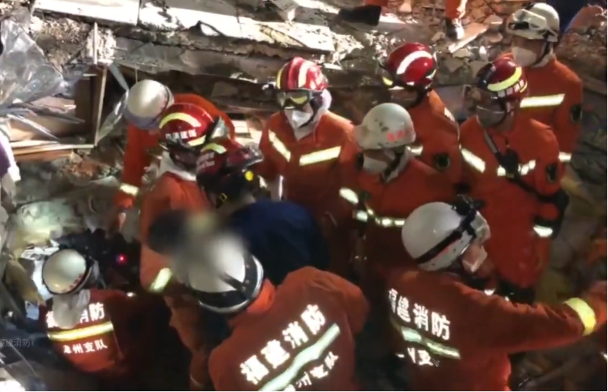 福建消防於泉州欣佳酒店坍塌點發現受困52小時的母子兩人，經搶救後於晚間11時被救出。 圖：截自黎視頻