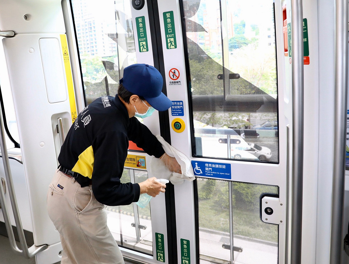 清潔人員每4小時針對車廂內及車站場域消毒。 圖：新北捷運公司提供