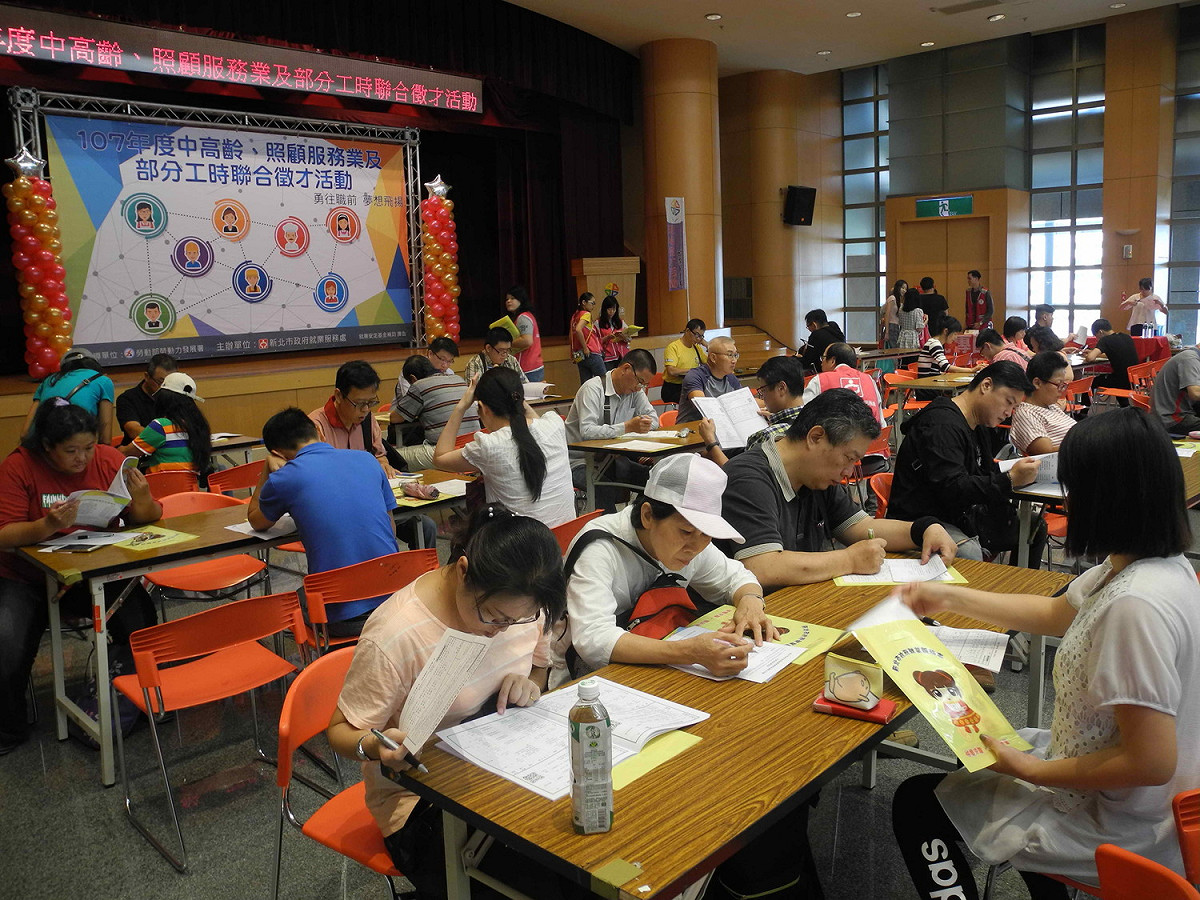 因應疫情衝擊，新北市勞工局祭出提供短期就業、勞資爭議調解、發放友善家庭措施雇主獎勵金等3項協助勞工的措施。 圖：王峻昌／攝