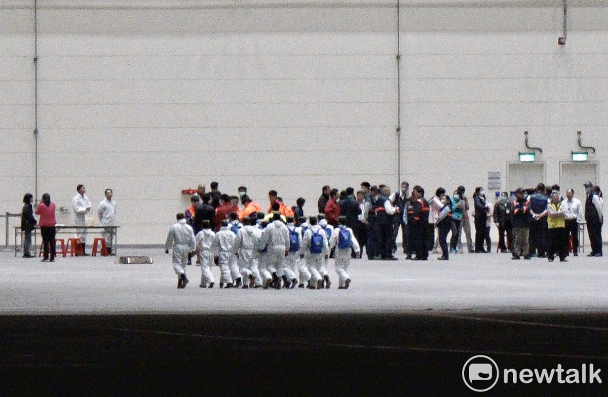 大批檢疫人員進駐桃園機場維修機棚等待武漢包機返台。 圖：張良一/攝