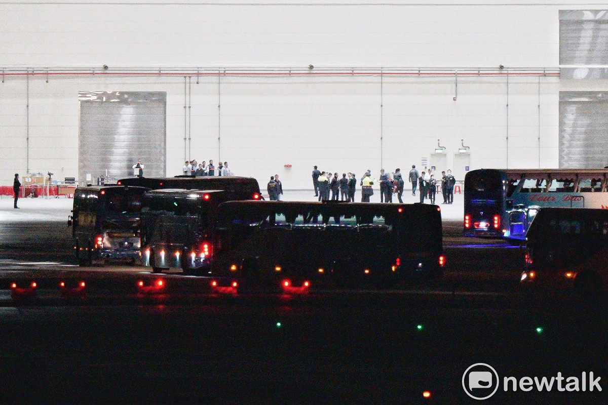 十多台遊覽車已抵達桃園機場準備接運返台旅客。 圖：張良一/攝
