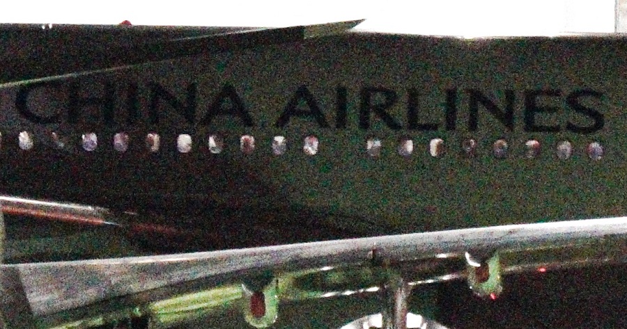 搭乘武漢包機返台的國人，分別在10日、11日飛機返抵國門後，迫不及待透過機窗看看外面的情況。 圖：張良一/攝（資料照片）