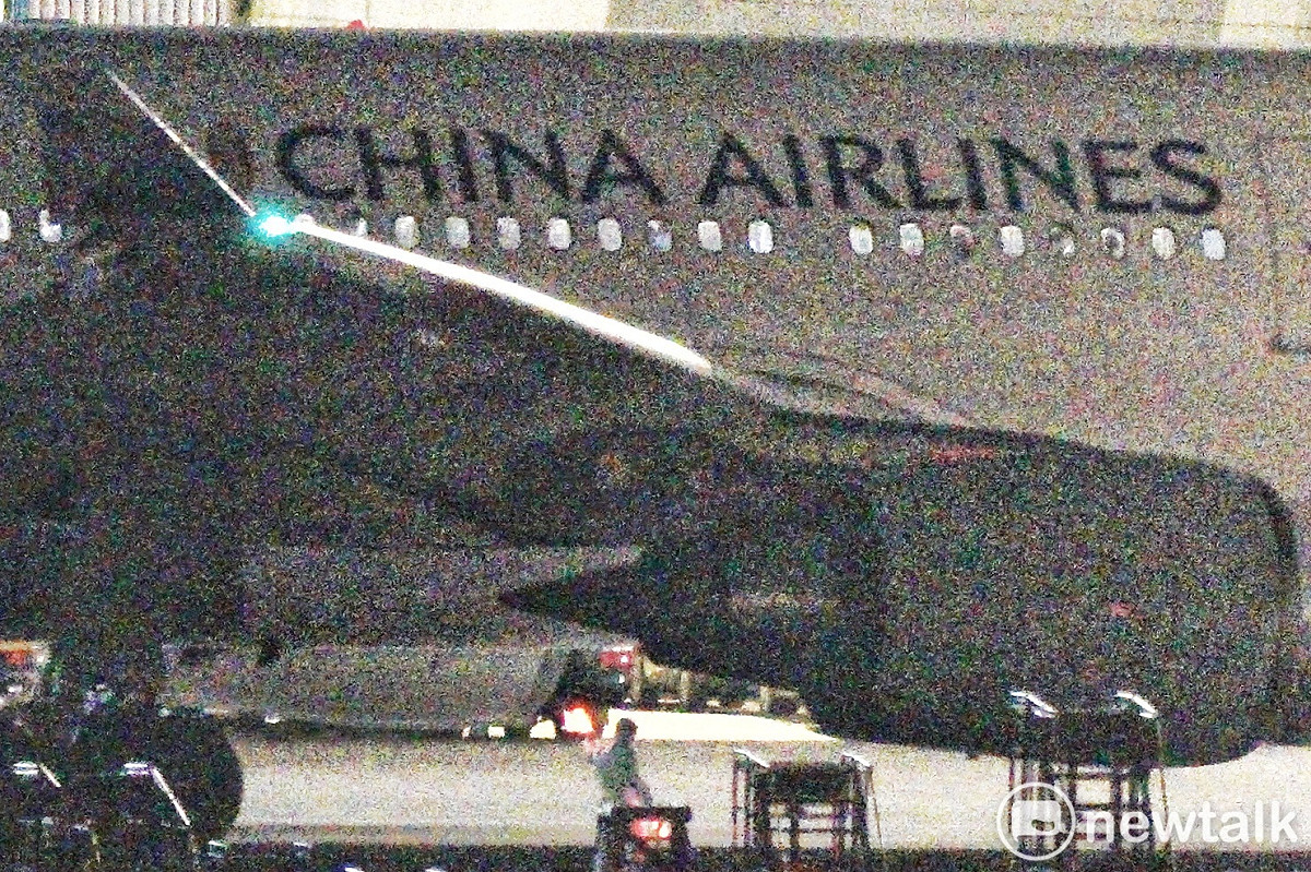 延宕4小時才起飛的第二批武漢包機昨天深夜返台。 圖：張良一/攝