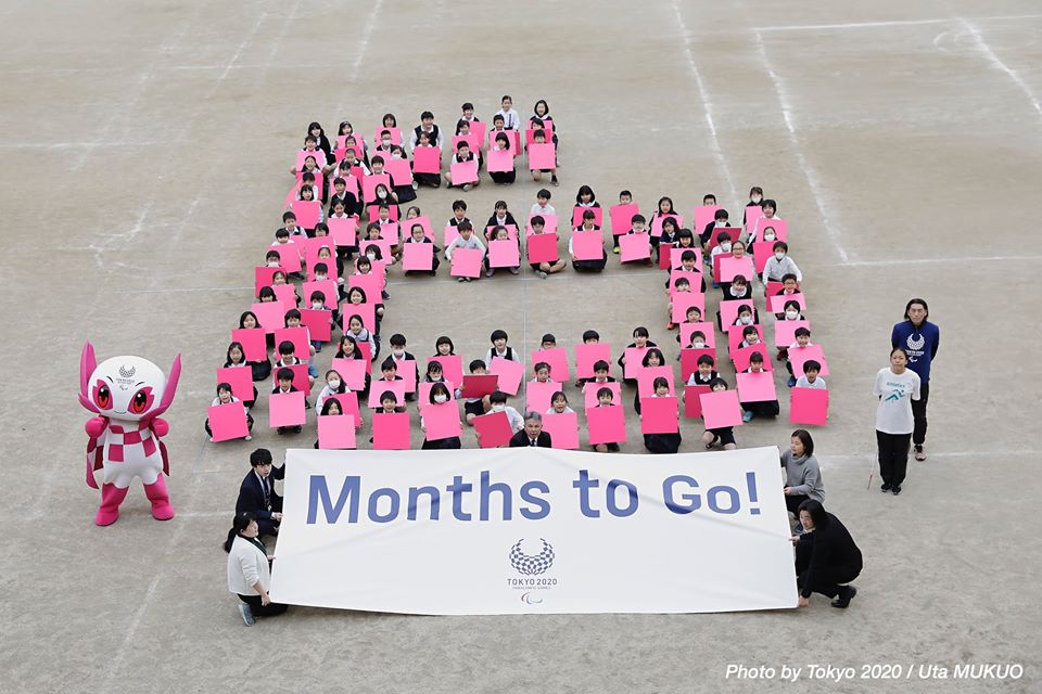 2020東京奧運日前還出動人員排出倒數月份，聲稱將如期在今年夏天舉辦。 圖：翻攝自Tokyo 2020臉書