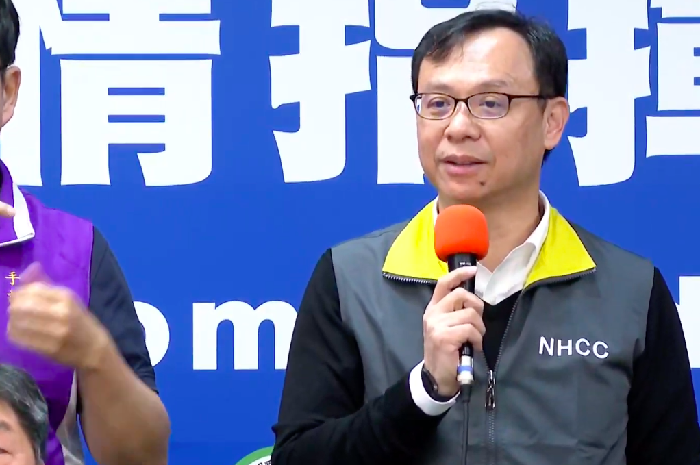 衛福部醫事司司長石崇良回答，武漢肺炎是否會造成生殖能力損傷有待進一步研究。 圖：擷取自疾管署直播畫面