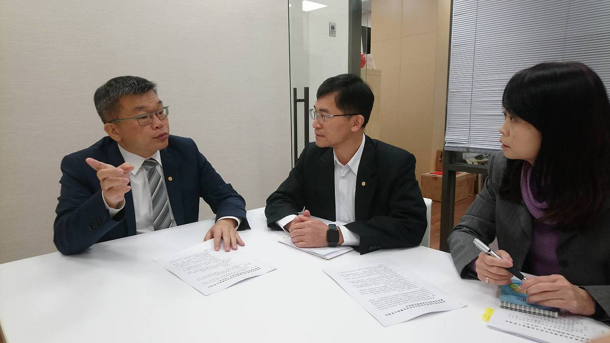 蔡其昌向經濟部中小企業處長反映心聲。 蔡其昌辦公室/提供
