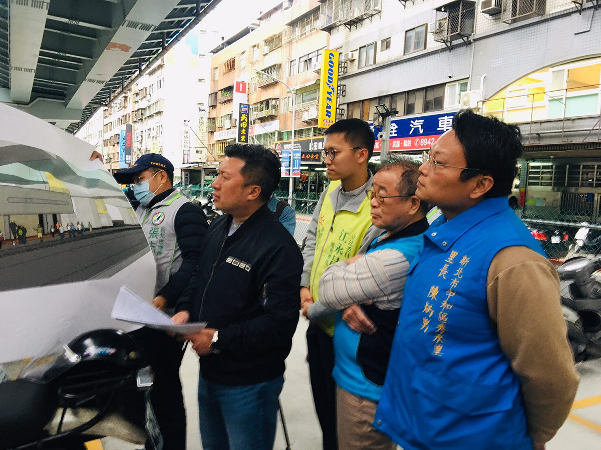 新北市議員張志豪（左二）昨邀中央、新北市府官員及立委江永昌團隊會勘台64線下空間。  圖：張志豪辦公室/提供