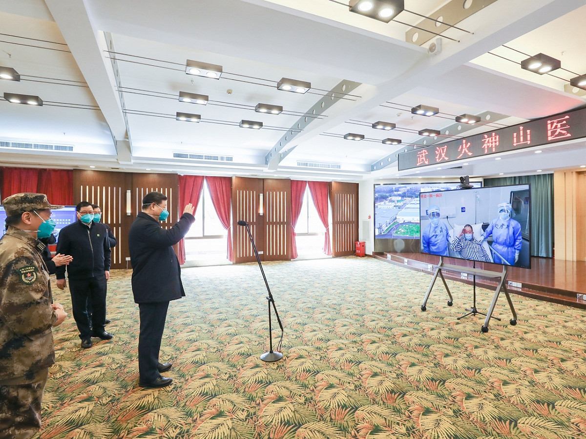 浙江省和山西省多地近日宣布，將以視訊、分會場方式在4月下旬召開地方兩會（人民代表大會、政治協商會議）。而外界關注，全國兩會是否也會採視訊會議方式進行。中國央視新聞20日報導，中共浙江省常委會近日根據全省疫情防控和復工復產形勢，研究決定各設區市「兩會」將於4月下旬召開。圖為習近平的火神山醫院探視變成視訊探訪，沒有親身到現場。 圖 : 翻攝自新華網