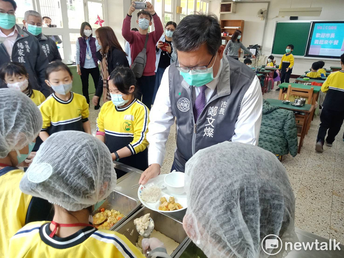 鄭文燦今天到義興國小視察校園營養午餐供應情況，也和小朋友們一起排隊領餐、用餐。 圖：林昀真/攝