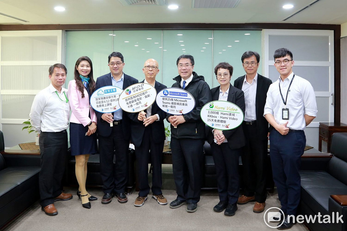 台南市政府防疫以「公私協力─安心防疫」為主軸，推出與中華電信合作的「台南市防疫關懷包」。 圖：黃博郎／攝