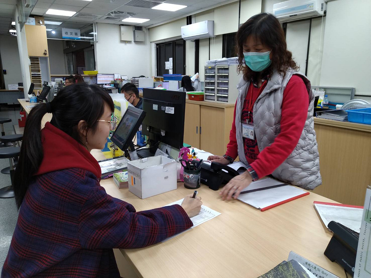 桃園市護理人員自即日起可出具服務單位所開立的「執行防疫工作證明」申請換照展延。 圖：桃園市政府衛生局/提供