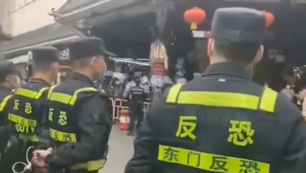 封城造成中國多個商家繳不出房租，於是上街抗議，要求房東減租。 圖：翻攝自臉書
