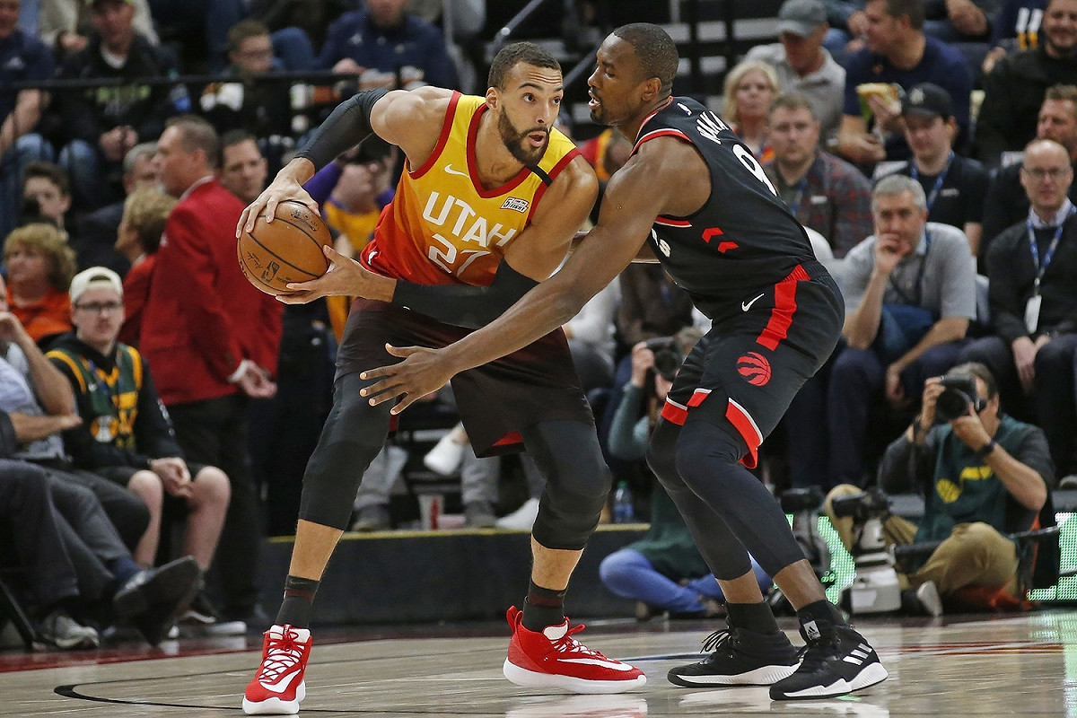 猶他爵士隊中鋒戈貝爾 Rudy Gobert（左）。 圖：美聯社／達志影像