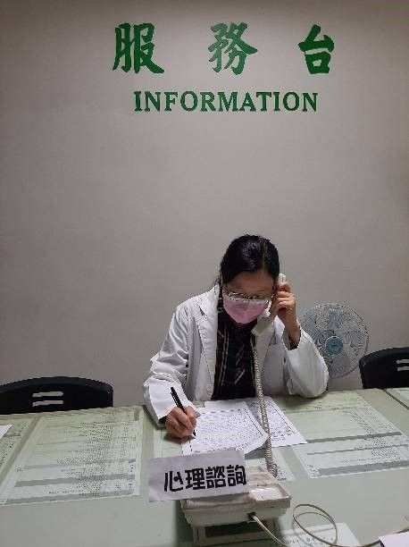 民眾與心理師電話心理諮詢解決心理問題。 圖：台南市衛生局／提供