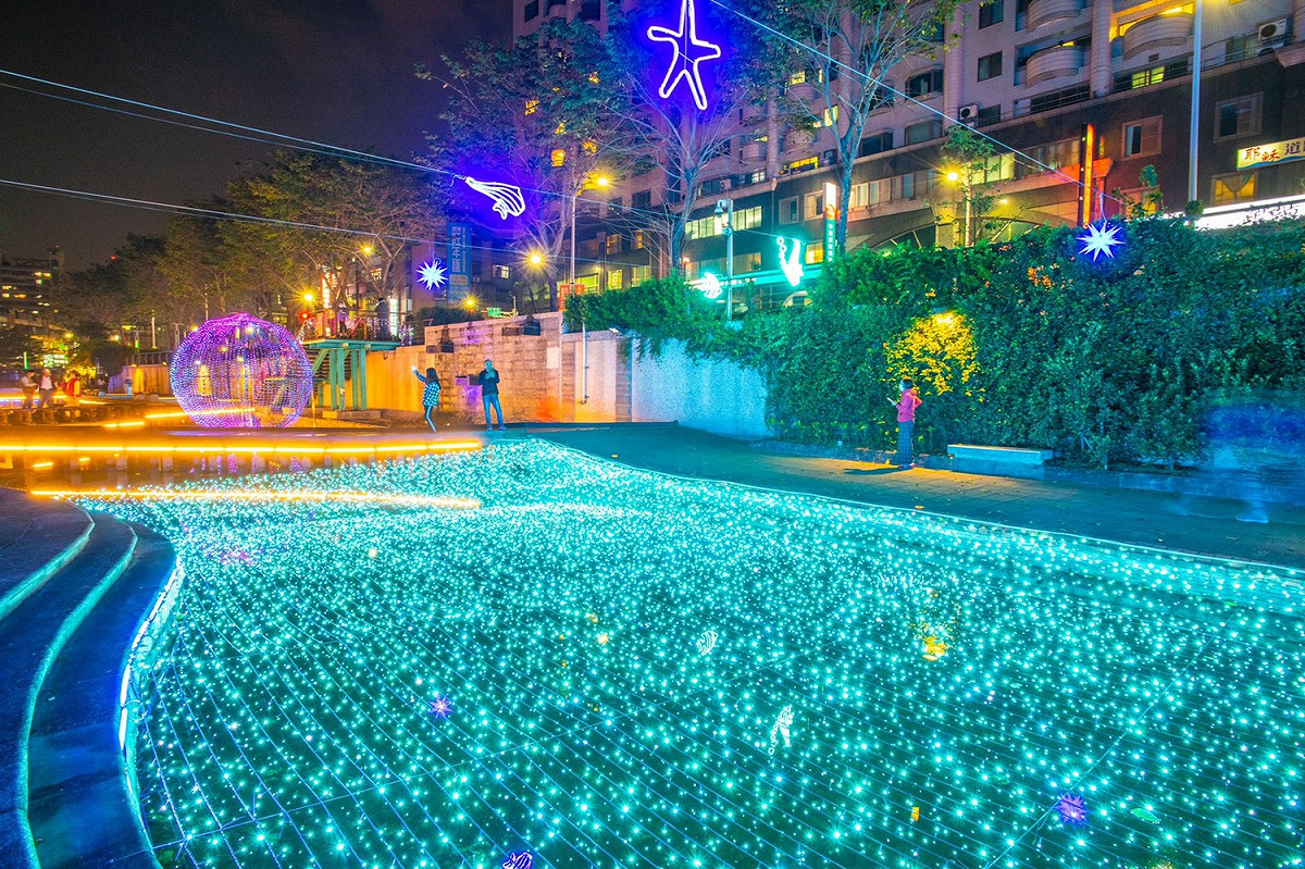 新莊中港大排光雕獲好評，本周末白色情人節更應景加碼，舉辦送花活動。 圖：新北市水利局／提供
