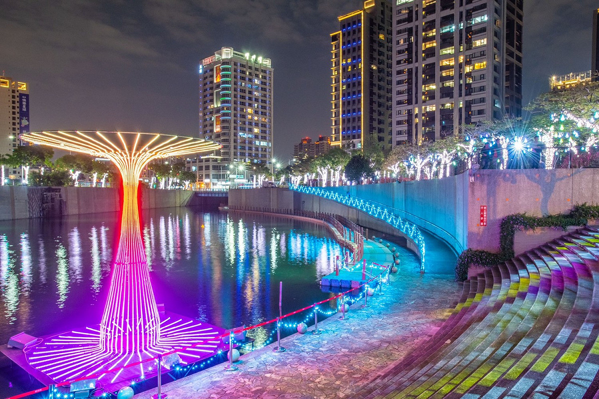 中港大排夜景已經成為當地人的打卡景點。 圖：新北市水利局／提供