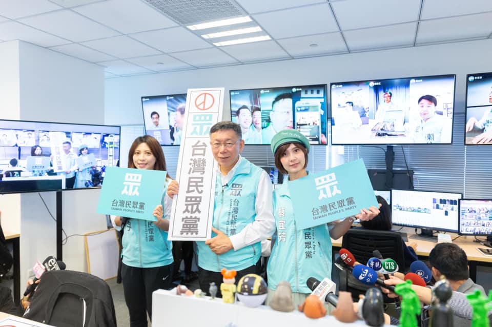 針對民眾黨團助理蔡宜芳（右１）與台北市文基會副執行長張益贍爆出婚外情，前民眾黨發言人陳思宇（左１）呼籲，兩人都應該公開道歉。 圖：翻攝自陳思宇臉書
