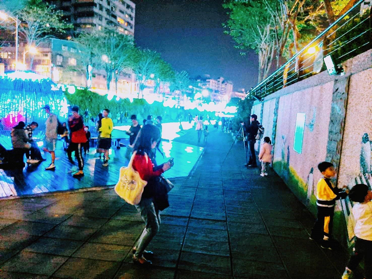 「幸福下一站-藍調中港」光雕show，使河廊變成新莊最熱門打卡、拍照景點。  圖：新北市水利局/提供