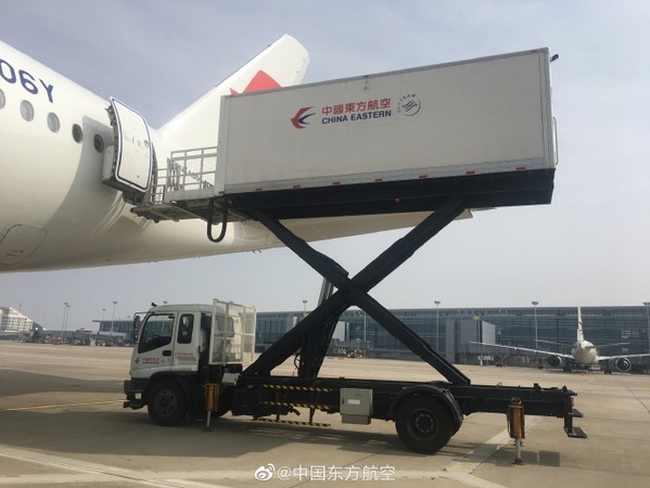 中國東方航空今派出一架專機飛往羅馬，機上載有9名醫療專家和重達31噸的醫療物資。 圖：翻攝自東方航空微博